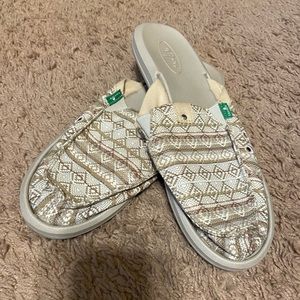 Sanuk Women’s Slides Size 9